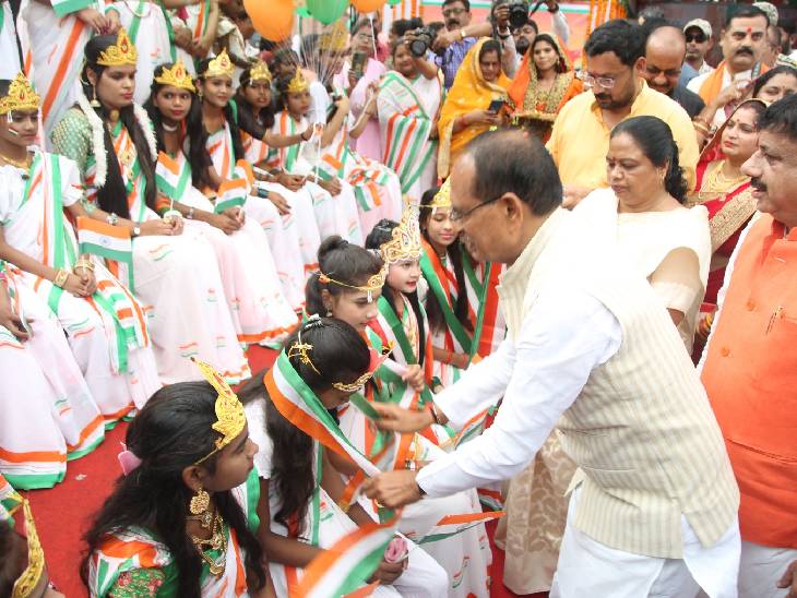 तिरंगा यात्रा के दौरान शिवराज सिंह ने मासूम बच्चों के हाथों में तिरंगा सौंपकर उनका हाल जाना।