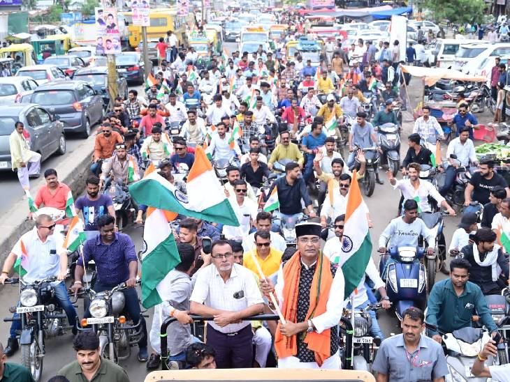 नरेला विधानसभा क्षेत्र में में निकली विश्वास सारंग की तिरंगा यात्रा में सड़कों में युवाओं में जमकर उत्साह देखने को मिला।