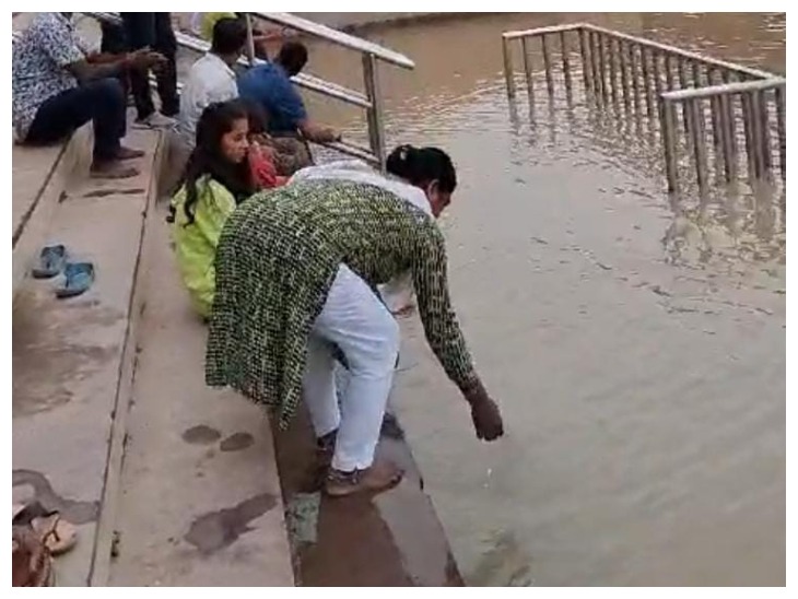 रविवार की दोपहर 2:00 बजे गांधी घाट पर 48.38 मीटर पर आ गया।