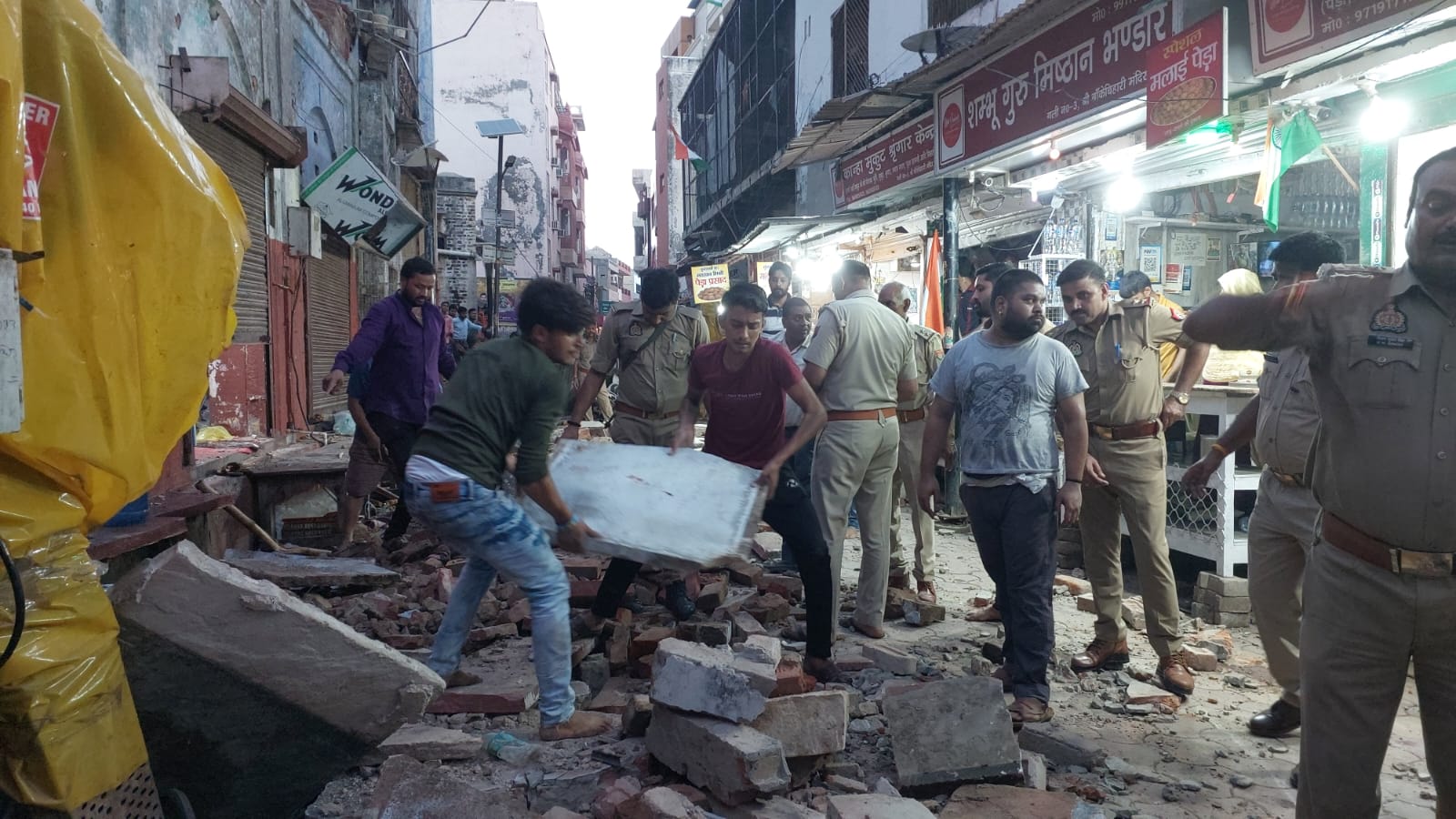 हादसे की जानकारी मिलते ही पुलिस मौके पर पहुुंची और रेस्क्यू में जुट गई।