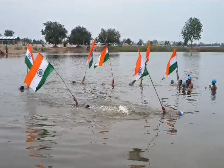 पुरई गांव के बच्चों ने हाथों में तिरंगा लेकर तैरते हुए तिरंगे को सलामी दी।