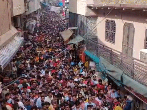 यह फोटो रविवार को बांके बिहारी मंदिर की है। यहां पर लाखों की संख्या में श्रद्धालु पहुंचे थे।