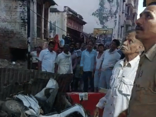 स्थानीय युवक ने छत पर चढ़कर जर्जर हिस्से को तोड़ा जिससे दूसरा कोई राहगीर हादसे का शिकार न हो।