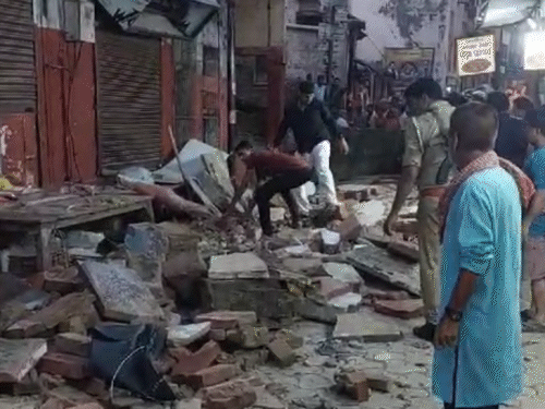 हादसे के चलते अफरा-तफरी का माहौल रहा।