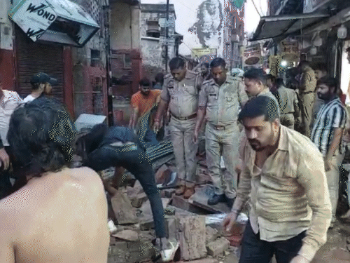 पुलिस ने स्थानीय लोगों की मदद से मलबे में दबे घायल श्रद्धालुओं को बाहर निकाला।