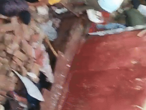 जिस वक्त हादसा हुआ, पुलिस पास में ही मौजूद थी। वह तुरंत रेस्क्यू में जुट गई।