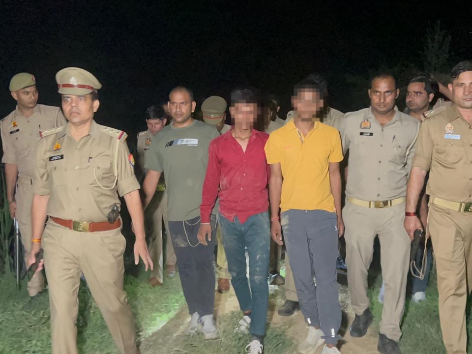 पुलिस की गिरफ्त में दो बदमाश।