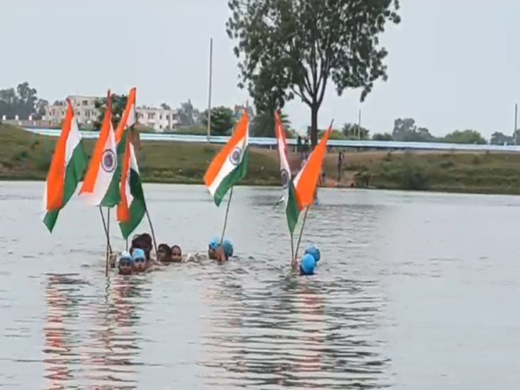 पुरई गांव के बच्चों ने अनोखे तरीके से तिरंगे को सलामी दी और आजादी का जश्न मनाया।