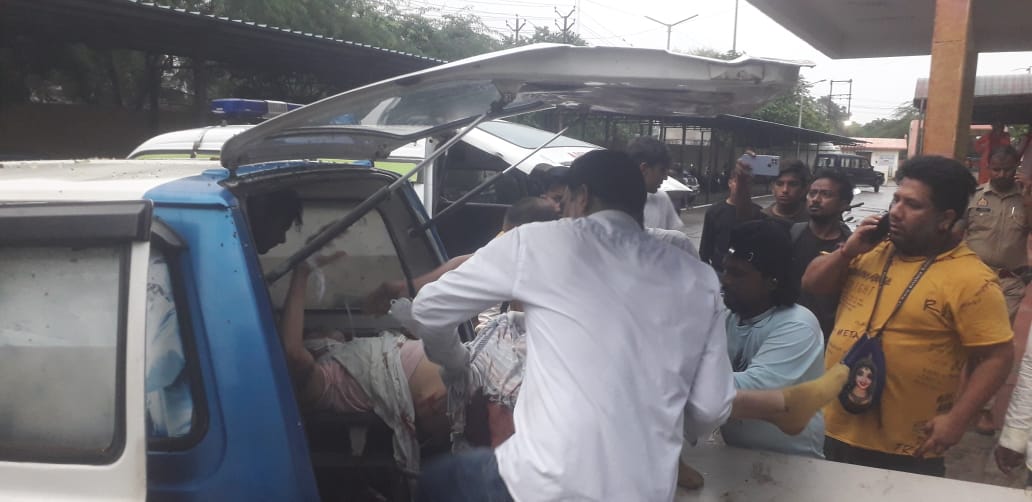 घायलों को सो शैय्या अस्पताल में भर्ती कराया गया है।