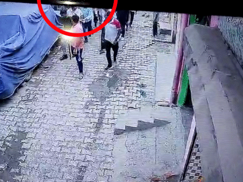 बिट्‌टू बजरंगी को गिरफ्तार करके ले जाती पुलिस। सोशल मीडिया पर उसकी गिरफ्तारी की मांग की जा रही थी।