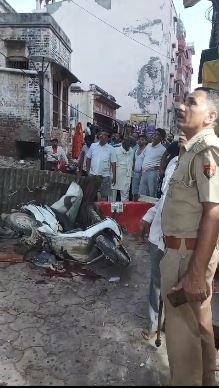 मकान का ऊपरी हिस्सा गिरने से स्कूटी भी क्षतिग्रस्त हो गई।