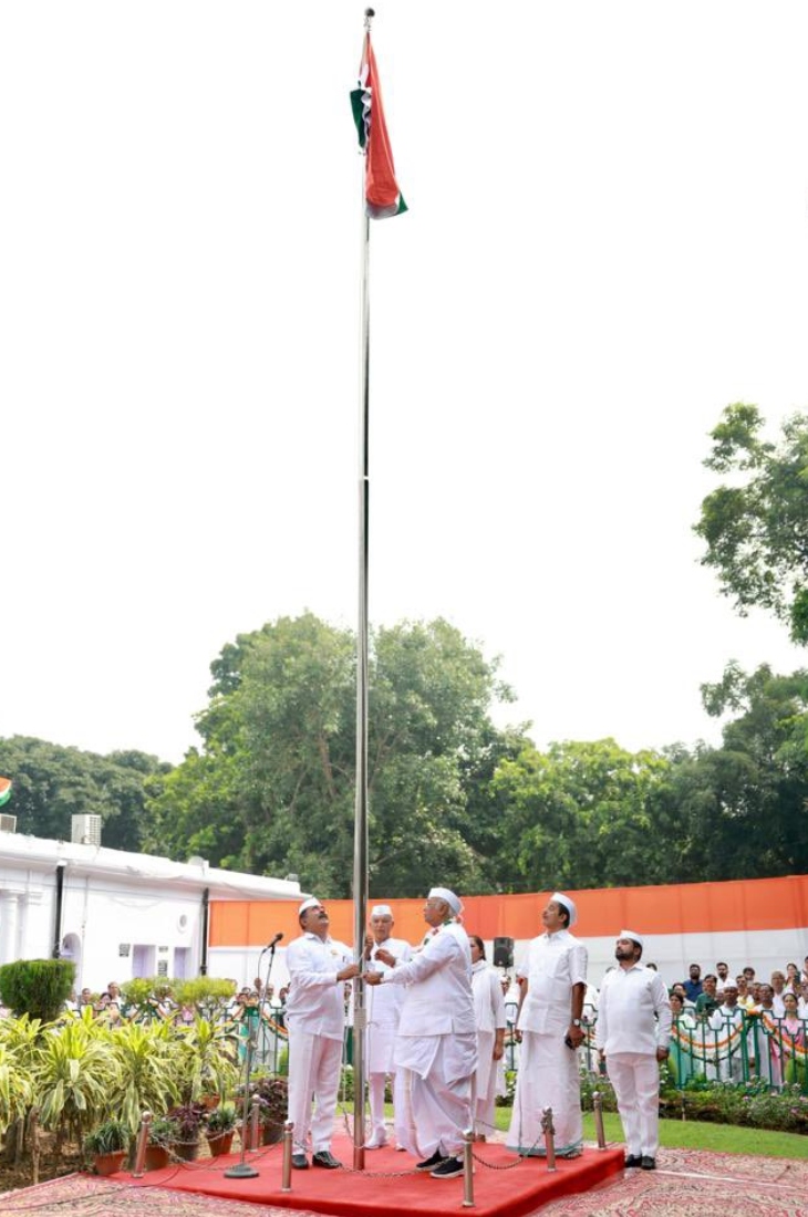 मल्लिकार्जुन खड़गे ने कांग्रेस कार्यालय में ध्वजारोहण किया।