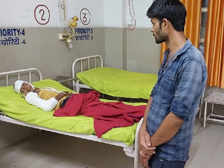 यह फोटो खुशीपाल की है, जो वृंदावन काम करने के लिए आया था। इसके पास खड़ा विजय है, जो उसे लेकर आया था।