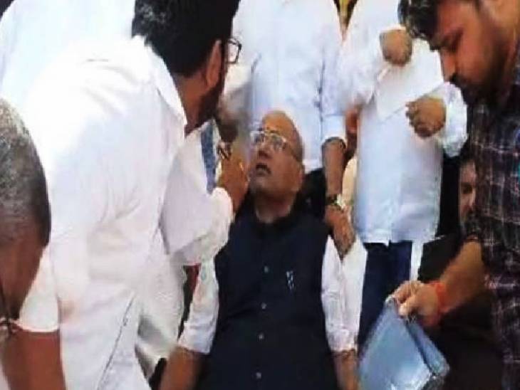स्पीकर गिरीश गौतम की मौके पर मेडिकल टीम ने जांच की। वे अब पहले से ठीक हैं।