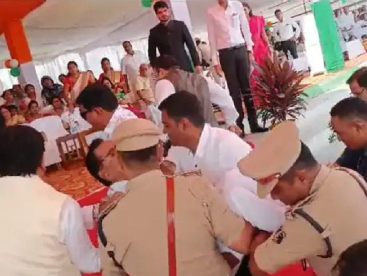 शिशुपाल शोरी की जब तबीयत बिगड़ी थी, तब पीछे खड़े एसपी दिव्यांग पटेल ने उन्हें संभाला।