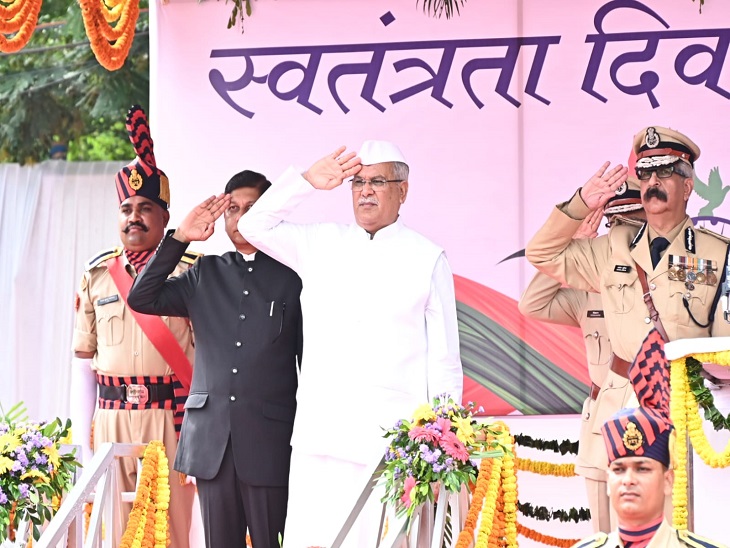 रायपुर के पुलिस परेड ग्राउंड में झंडारोहण के बाद परेड की सलामी लेते हुए सीएम भूपेश