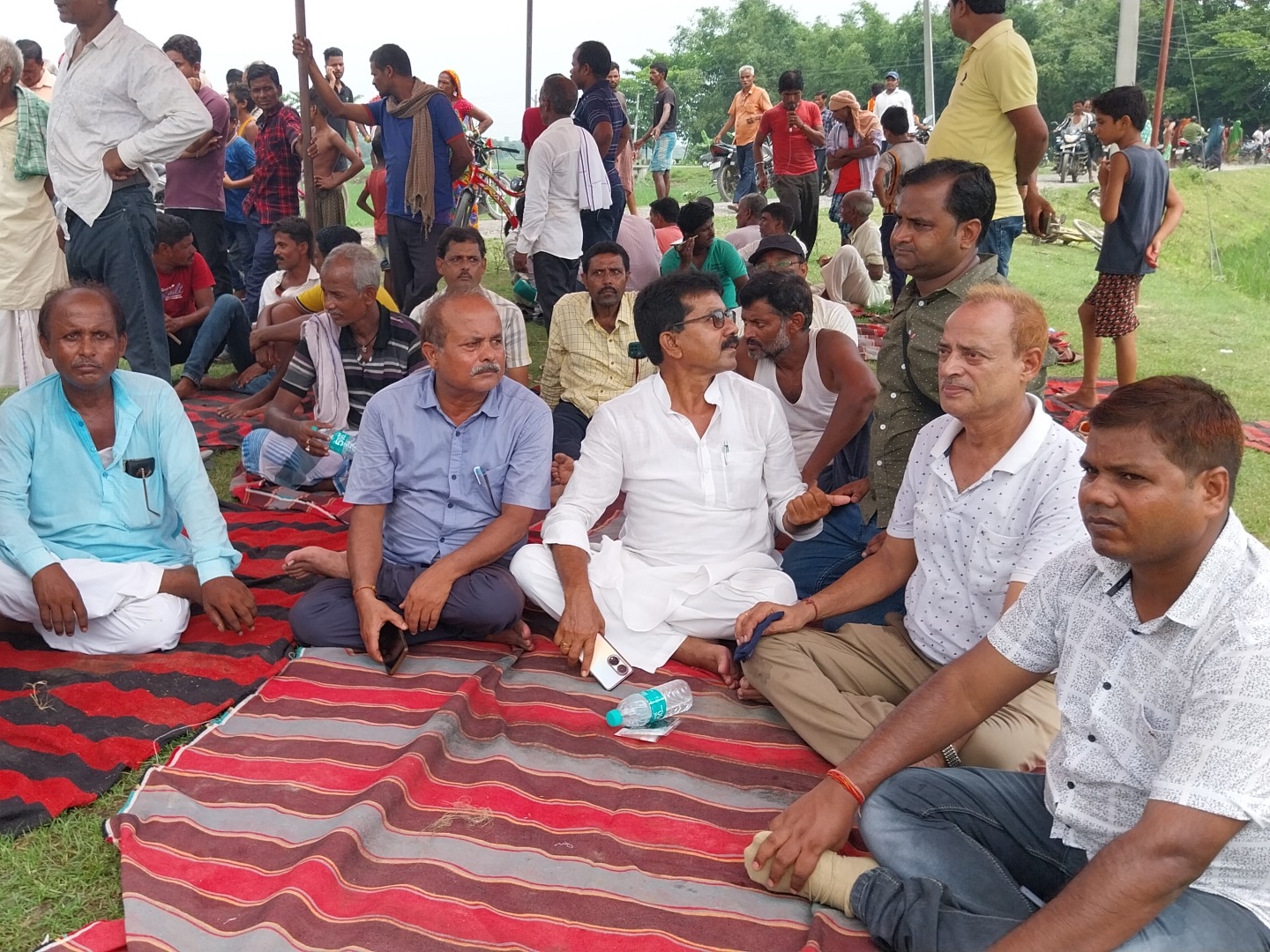 इस दौरान कई सारे लोगों ने उनके अंतिम दर्शन किए।