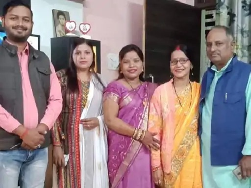तस्वीर में परिवार के साथ पीली साड़ी में खड़ी 52 साल की गीता कश्यप।