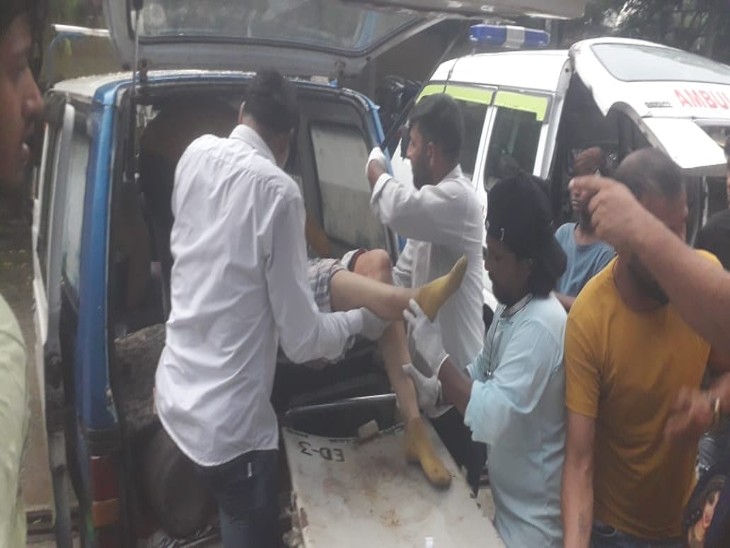 घायलों को एम्बुलेंस की मदद से अस्पताल भिजवाया