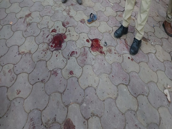 हादसे की जगह पर जगह जगह इसी तरह खून के निशान देखने को मिल रहे थे