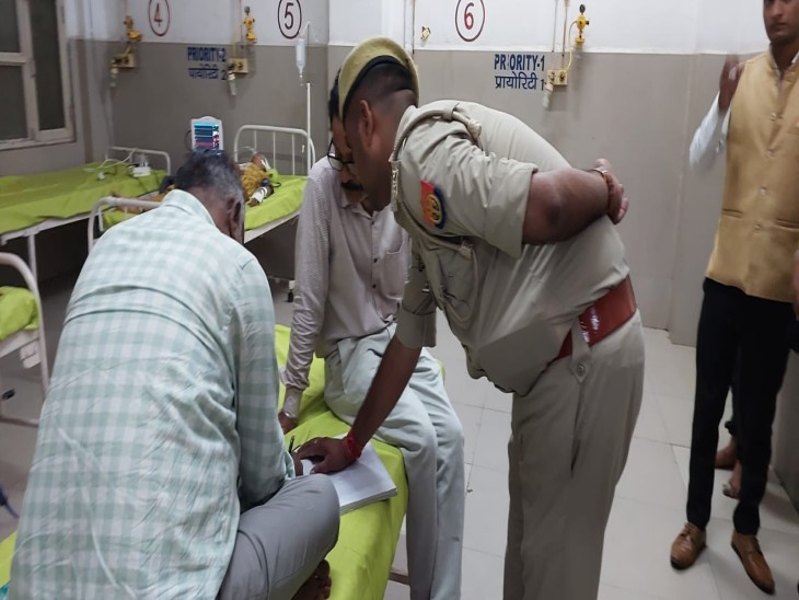 हादसे में मृतक महिलाओं के परिजनों से जानकारी करती पुलिस