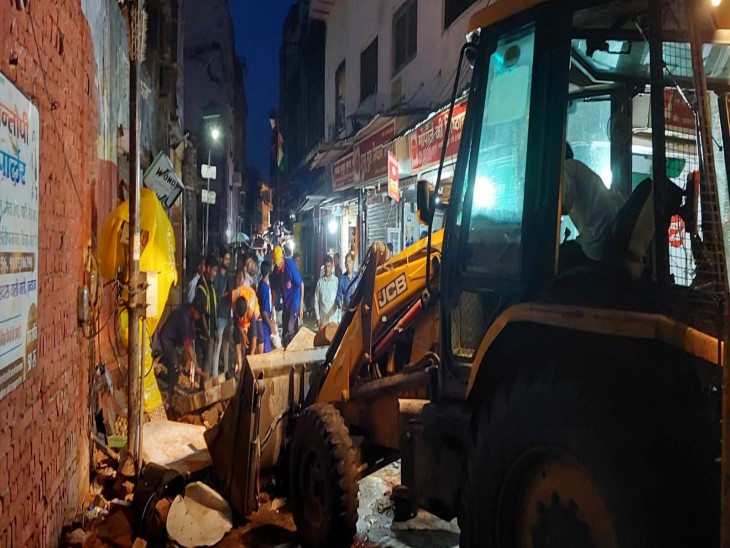 हादसे के बाद मौके पर पहुंची जेसीबी मशीन मलवा हटाते हुए