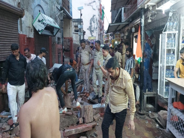 स्थानीय युवाओं ने भी राहत बचाव कार्य में मदद की और मलबे के नीचे दवे लोगों को निकाला