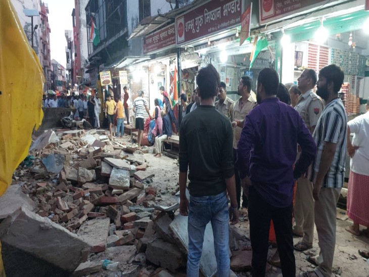 सड़क पर गिरा मलबा बता रहा है कि हादसा कितना भयानक था