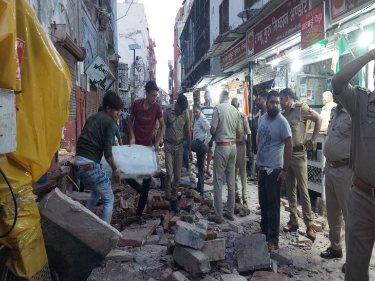 हादसे के बाद मौके पर मौजूद पुलिस कर्मी बचाव कार्य में लग गए