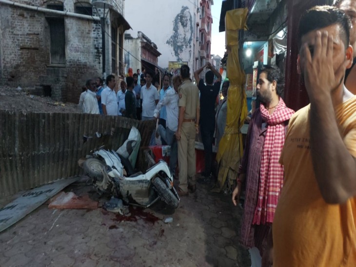 हादसे में सड़क पर कड़ी स्कूटी भी दब गयी