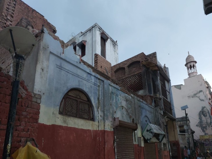 इसी मकान के ऊपरी मंजिल पर बनी दीवार गिरी