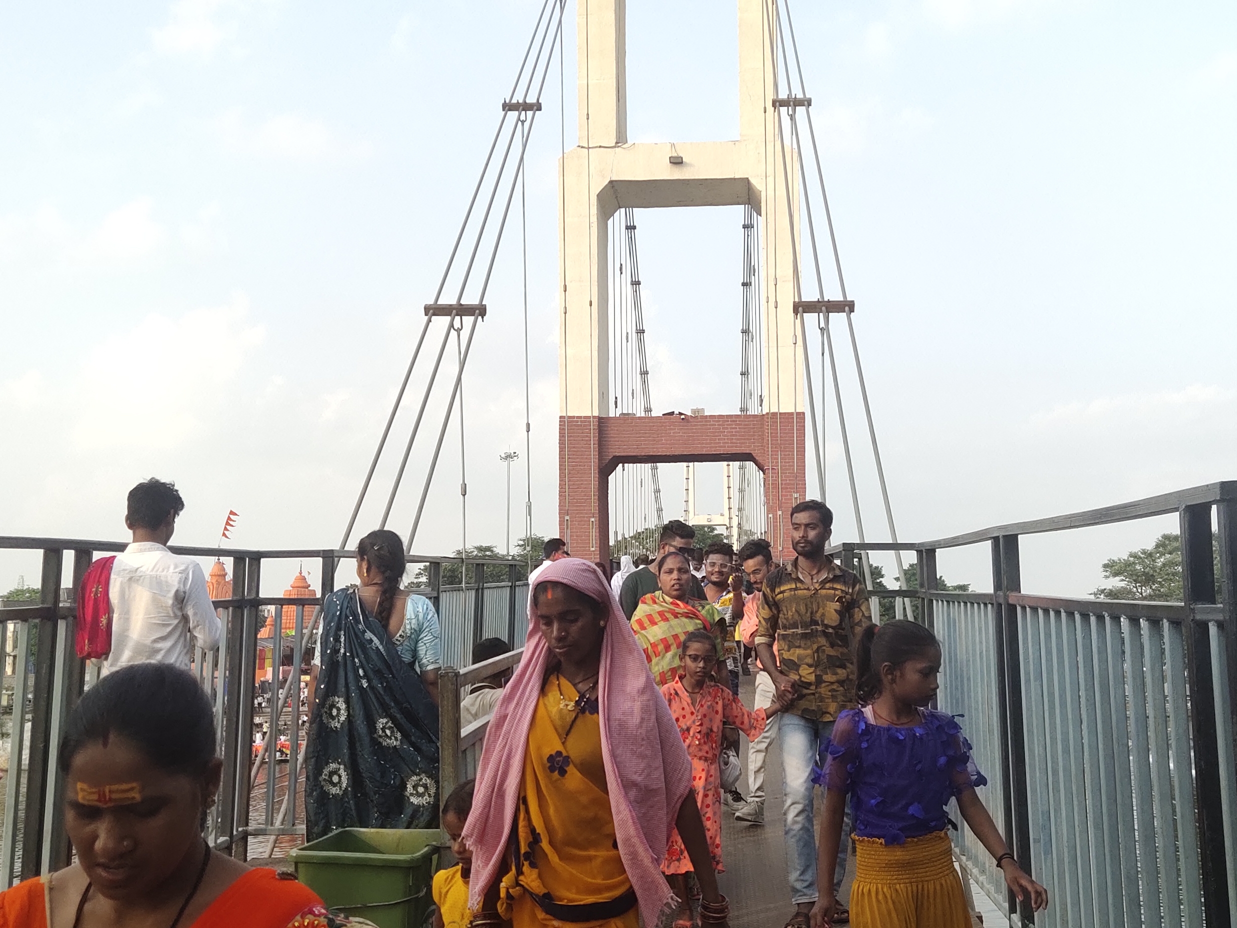 न तो सस्पेंशन ब्रिज के एन्ट्रेंस पर लोगों की भीड़ को रोकने वाला कोई दिखा, न तो ब्रिज के ऊपर कोई सुरक्षा कर्मचारी ही नजर आया।