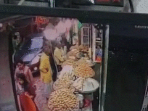 यह हादसे का सीसीटीवी फुटेज है। इस समय गली में लगभग 60 श्रद्धालु मंदिर की ओर जा रहे थे।