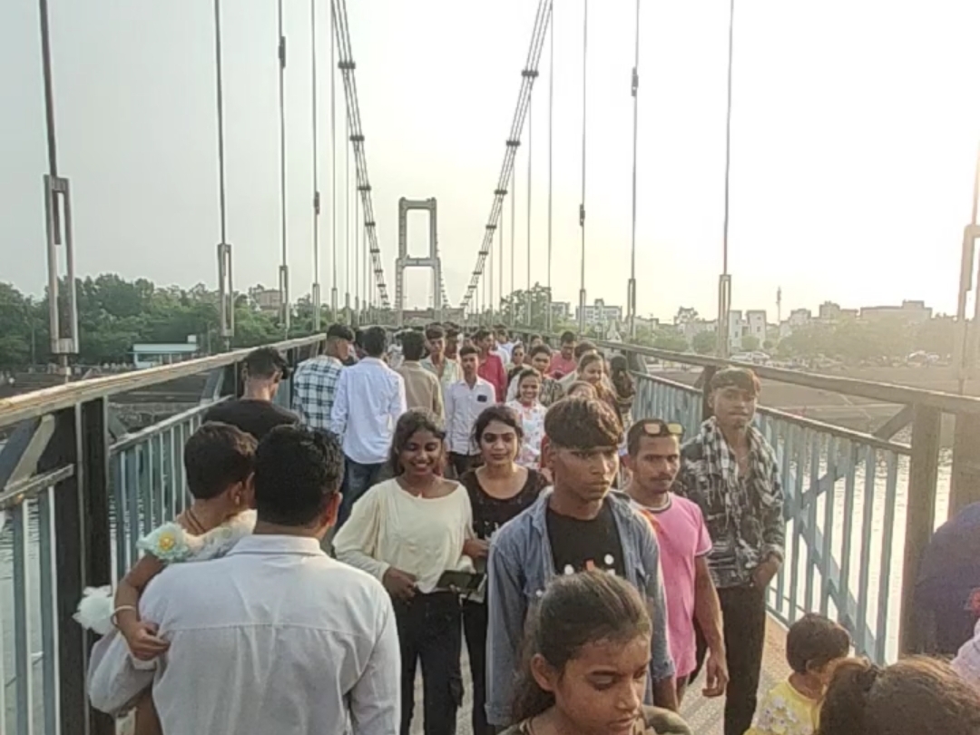 रायपुर से बहने वाली खारून नदी के ऊपर बने लक्ष्मण झूले पर क्षमता से ज्यादा लोग एक बार में चढ़ रहे हैं।