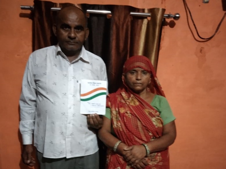 शहीद सौरभ के पिता नरेश और मां अनिता। इनविटेशन कार्ड दिखाते हुए।