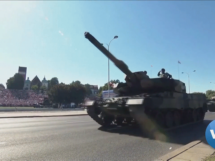 फुटेज पोलैंड की मिलिट्री परेड की है। (क्रेडिट- रॉयटर्स) - Dainik Bhaskar