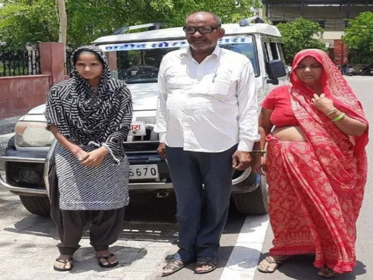 शहीद सौरभ कटारा की पत्नी पूनम शर्मा, पिता नरेश कटारा और मां अनिता शर्मा। सौरभ को शहीद का दर्जा दिलाने के लिए वे सरकार और रक्षा मंत्रालय के चक्कर काट रहे हैं।