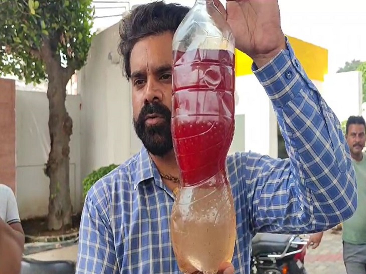 पेट्रोल में पानी दिखाता ग्राहक