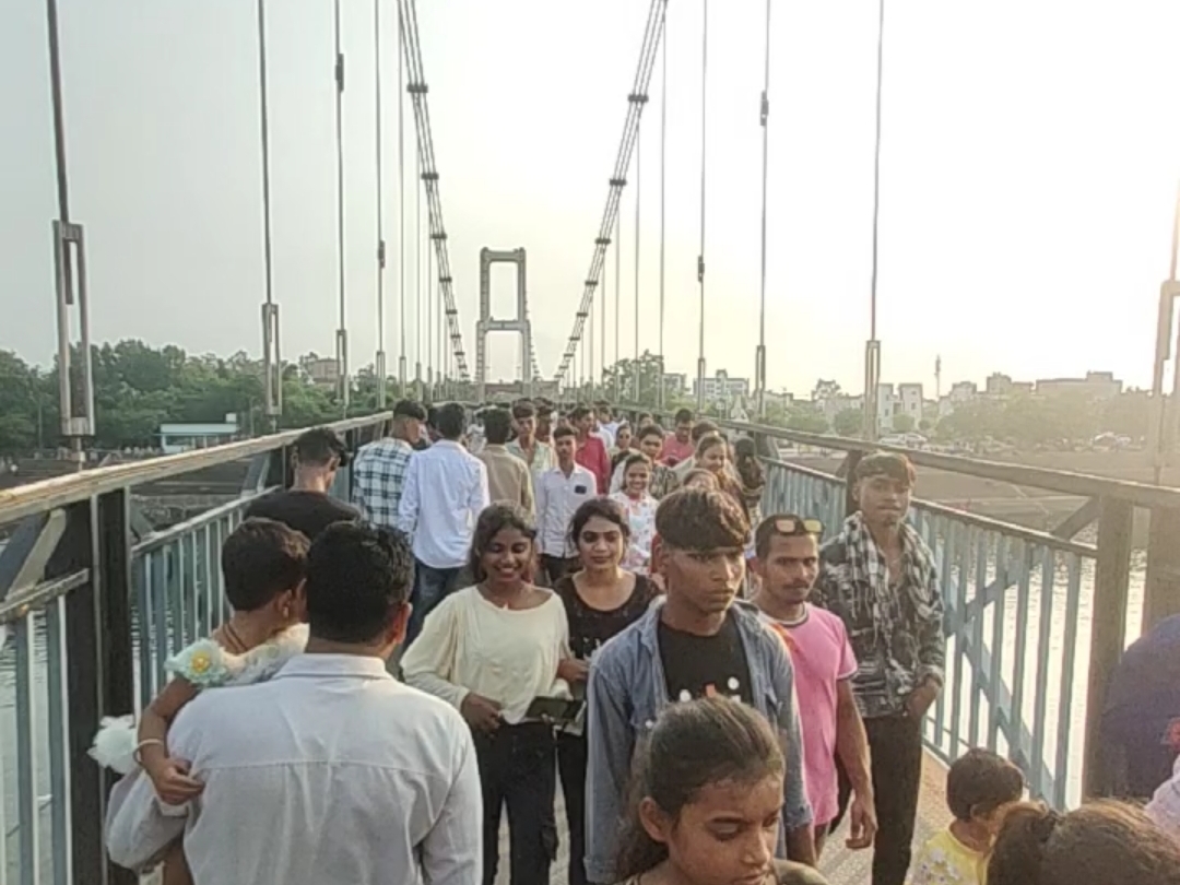 लक्ष्मण झूले पर एक साथ भारी संख्या में चढ़ रहे लोग, कभी भी हादसे की आशंका।