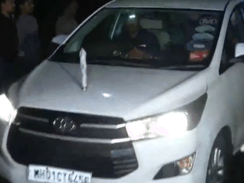 यह तस्वीर 14 जुलाई की है, जब रात करीब 10 बजे अजित पवार अपने चाचा शरद पवार से मिलने उनके घर पहुंचे थे।