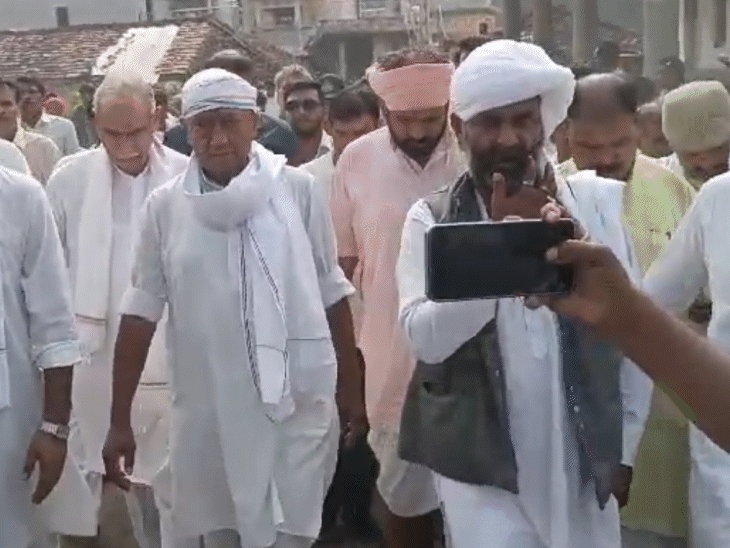 बरखेड़ी मंदिर में गुर्जर समाज के भगवान देवनारायण जी और बाबा रामदेव जी के तीर्थ क्षेत्र की 11 किलोमीटर की पैदल पदयात्रा की। - Dainik Bhaskar