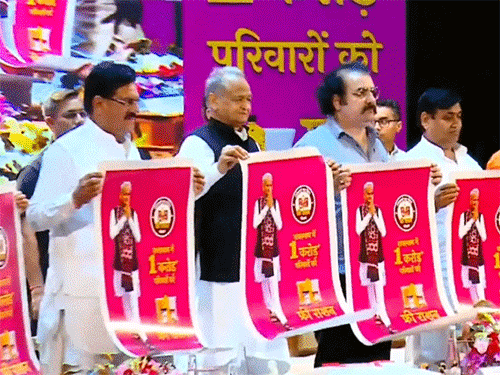 CM अशोक गहलोत ने जयपुर के बिड़ला ऑडिटोरियम में फ्री अन्नपूर्णा फूड पैकेट योजना को लॉन्च किया।