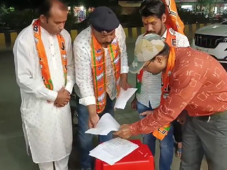 इंदौर बीजेपी पदाधिकारियों ने खून से अंगूठे का निशान लगाकर हाईकमान को चिट्‌ठी भेजी और उपेक्षा के आरोप लगाए।