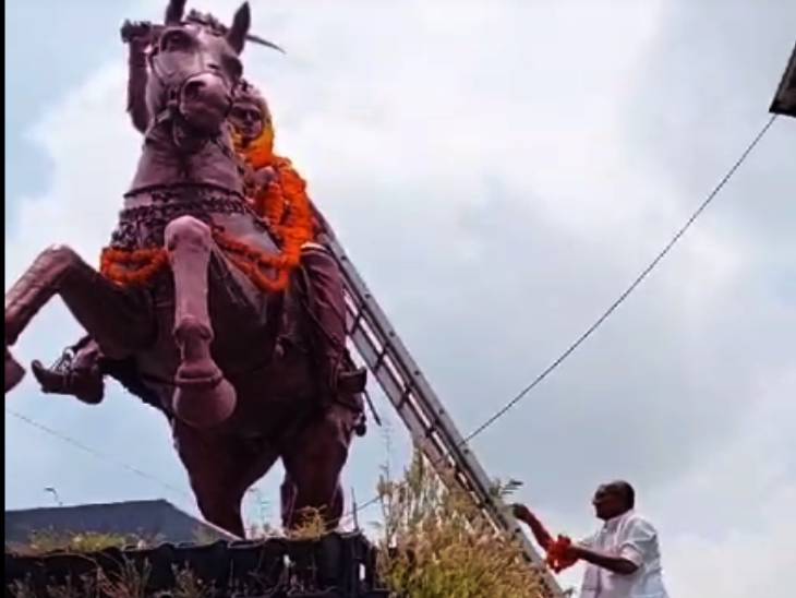 दिग्विजय सिंह ने भोपाल में अवंती बाई लोधी की प्रतिमा पर माल्यार्पण किया।