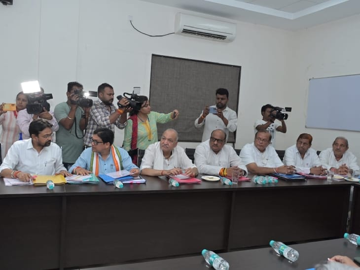 कांग्रेस चुनाव समिति की बैठक मंगलवार रात साढ़े 12 बजे तक चली।