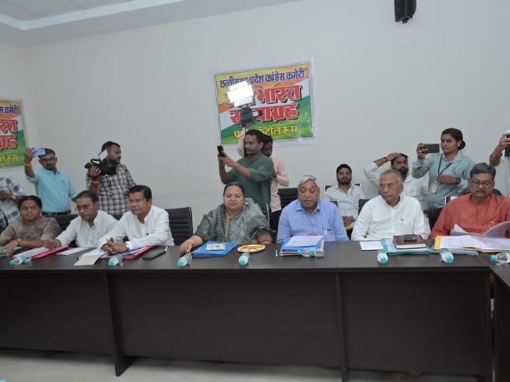 स्पीकर चरणदास महंत, मंत्री ताम्रध्वज साहू, विधायक सत्यनारायण शर्मा, मंत्री अनिला भेड़िया, मोहन मरकाम, गुरु रूद्र कुमार और राज्यसभा सांसद फूलोदेवी नेताम बैठक में मौजूद।