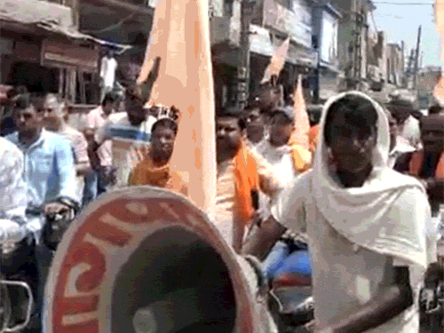 ये 2 अगस्त को हिसार जिले के हांसी में हिंदू संगठनों की रैली है। जिसमें पुलिस अधिकारियों की उपस्थिति में ही दुकानदारों को चेतावनी दी जा रही है कि यदि उन्होंने अपने यहां किसी बाहरी मुसलमान को नौकरी पर रखा है तो उसे दो दिन में निकाल दिया जाए। ऐसा न करने पर दुकानों के बाहर पोस्टर लगाते हुए दुकानदारों का बहिष्कार किए जाने की बात भी ये लोग कहते हुए नजर आते हैं।