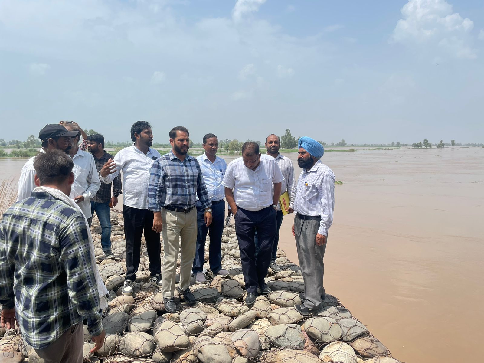 फिरोजपुर बॉर्डर पर बाढ़ के चलते सुरक्षा बढ़ाई: अधिकारी बोले- फायदा उठा सकते हैं..... 2 सतलुज दरिया के बढ़ते जलस्तर का मुआयना करने पहुंचे प्रशासनिक अधिकारी।
