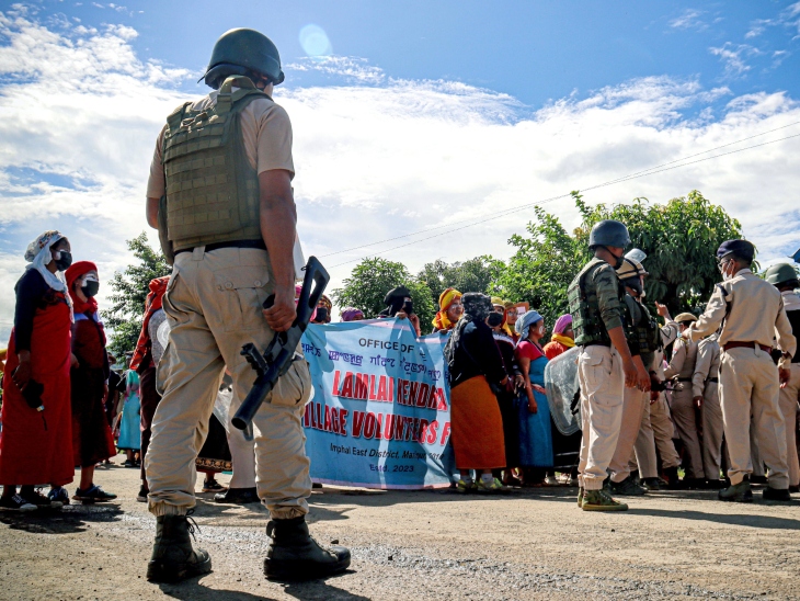 इंफाल में बुधवार को लामलाई केंद्र विलेज वॉलंटियर फोर्स के सदस्यों और ग्वालताबी गांव के विस्थापित लोगों ने वहां से सुरक्षाबलों को हटाने की मांग को लेकर प्रदर्शन किया।
