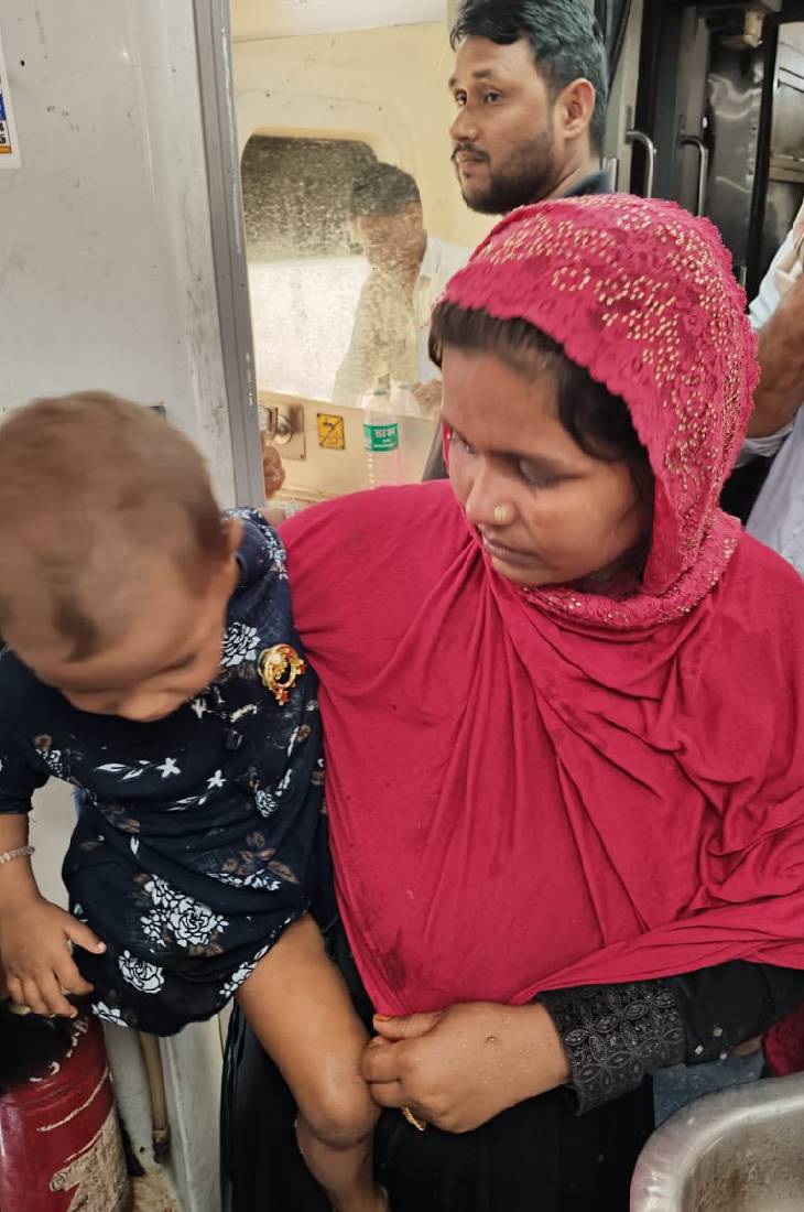 The girl's leg got stuck in the commode in the moving train, the train